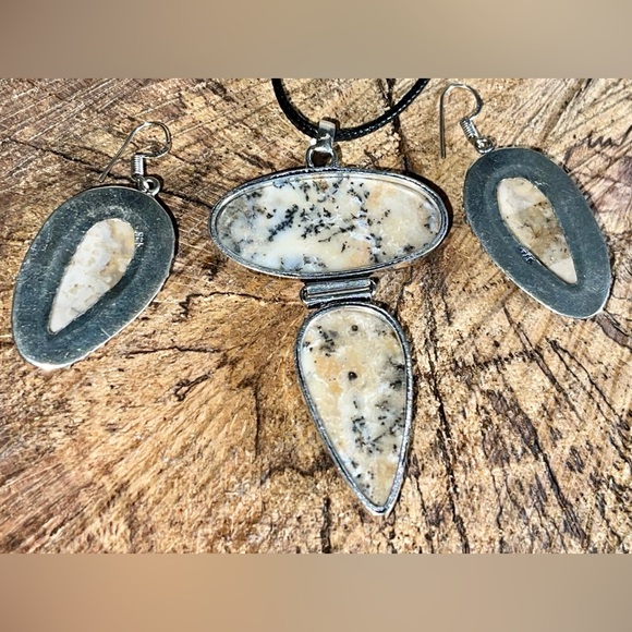 Honey Dendritic Agate Pendant & Earrings Set - Picture 3 of 6